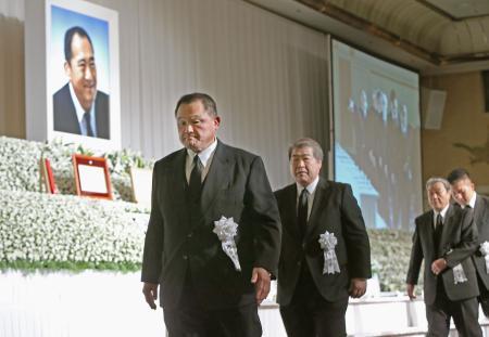 　斉藤仁氏の「お別れの会」で、献花を終え会場を後にする山下泰裕・全柔連副会長（手前）ら＝１５日午後、東京都内のホテル（代表撮影）