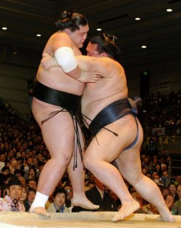 稀勢の里に寄りきられ初黒星を喫した照ノ富士（左）＝ボディメーカーコロシアム（撮影・飯室逸平）