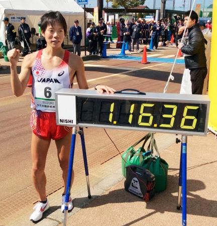 　男子２０キロ競歩で１時間１６分３６秒の世界記録を樹立しガッツポーズする鈴木雄介