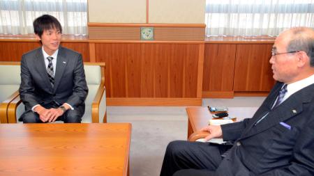 　石川県庁で谷本正憲知事（右）に、全日本競歩での世界新記録樹立を報告する鈴木雄介