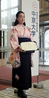 浅田真央　ピンクの袴姿で大学卒業