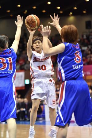 　デンソー-富士通　シュートする富士通の町田（１０）＝代々木第二体育館（Ｗリーグ提供）