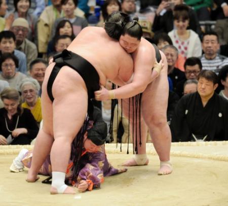 照ノ富士と逸ノ城の一番は水入りの大相撲となる＝ボディメーカーコロシアム（撮影・佐藤厚）