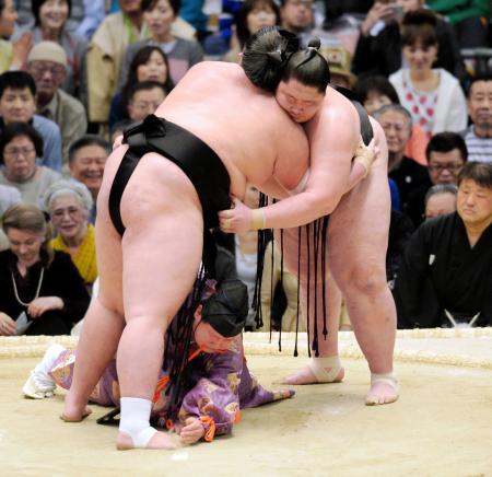 　水入りとなる照ノ富士（左）と逸ノ城の一番（撮影・佐藤厚）