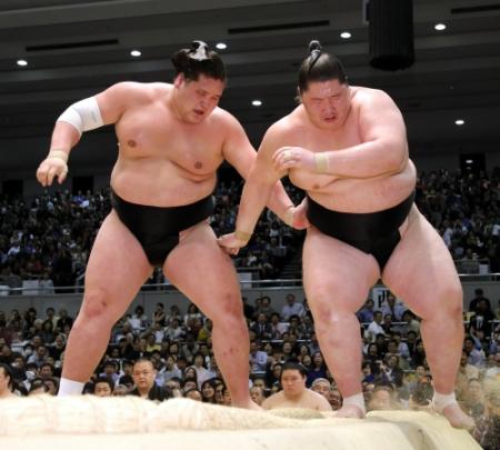 　照ノ富士（左）に寄りきりで敗れた逸ノ城