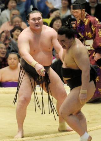日馬富士を寄り切り、３４度目の優勝を決めた白鵬＝ボディメーカーコロシアム（撮影・佐藤厚）