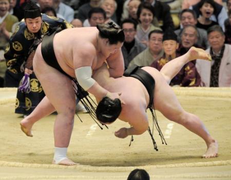 豪栄道を小手投げで破り、１３勝目を挙げた照ノ富士＝ボディメーカースタジアム（撮影・佐藤厚）