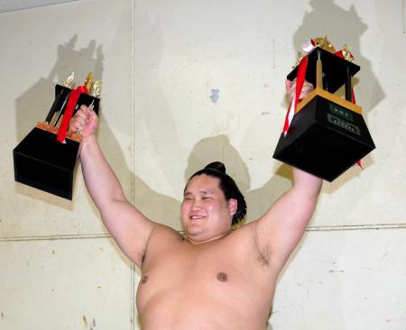 　殊勲賞、敢闘賞を獲得し、満面の笑みを浮かべる照ノ富士