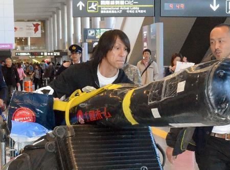 　Ｗ杯転戦を終え、成田空港に帰国した葛西紀明＝２４日午前