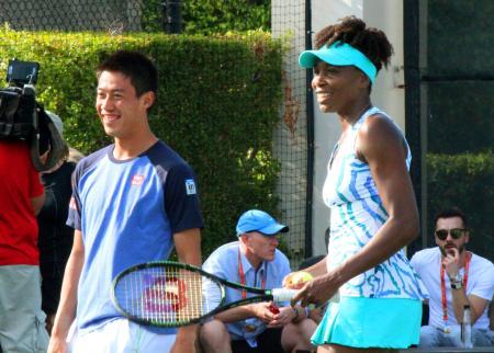 　テニスの慈善イベントに参加した錦織圭（左）とビーナス・ウィリアムズ＝マイアミ（共同）