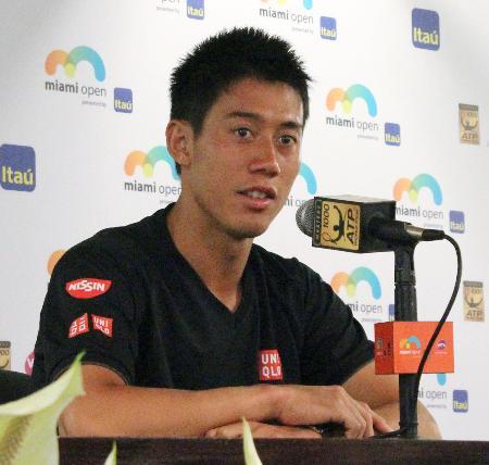 　テニスのマイアミ・オープンの会場で記者会見する錦織圭＝２５日、マイアミ（共同）