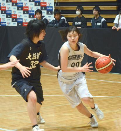 　初めて開催されたバスケットボール３人制の日本選手権でプレーする女子選手＝大田区総合体育館