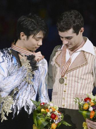 　優勝したハビエル・フェルナンデス選手（右）とメダルを見せ合う２位の羽生結弦選手＝28日、上海（共同）