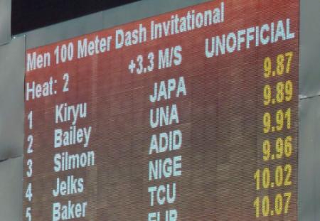 　テキサス・リレーの男子１００メートルで、追い風参考ながら９秒台を出した桐生祥秀の記録の電光掲示