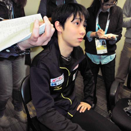 　報道陣の取材に応じるフィギュアスケートの世界選手権で２位だった羽生結弦