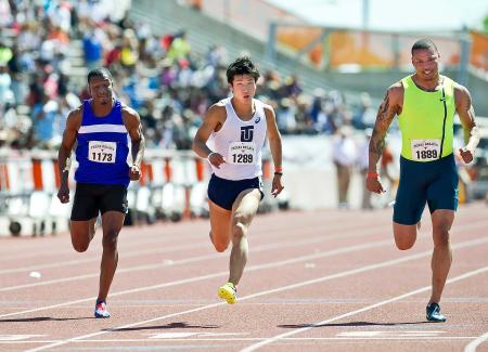 　テキサス・リレーの男子１００メートルで、追い風参考ながら９秒８７で優勝した桐生祥秀（中央）