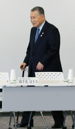 　つえを突き２０２０年東京五輪・パラリンピック組織委理事会に臨む森喜朗会長＝３０日午後、東京・虎ノ門