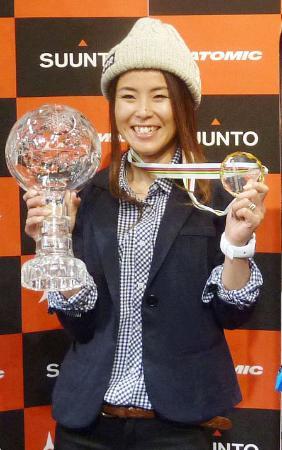 　フリースタイルスキーのＷ杯女子ハーフパイプで種目別優勝を果たし、記者会見でトロフィーとメダルを手に笑顔の小野塚彩那＝３１日、東京都内