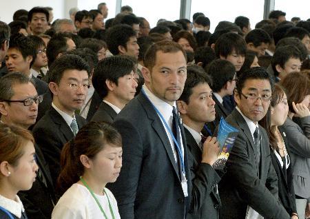 　新年度業務開始に向け集まった東京五輪・パラリンピック組織委の職員ら。中央は室伏広治氏＝１日午前、東京都港区