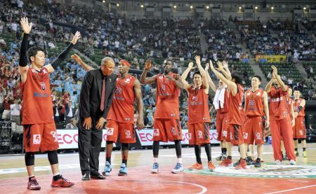 　ファンの声援に応える富山の選手たち＝２０１４年５月