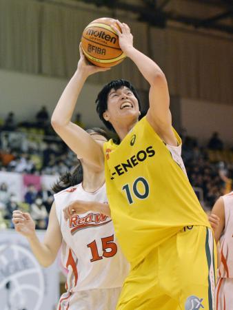 　ＪＸ-ＥＮＥＯＳ-富士通　第２クオーター、シュートを放つＪＸ-ＥＮＥＯＳ・渡嘉敷＝郡山総合体育館