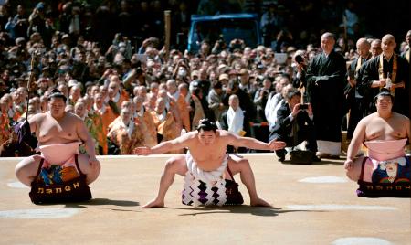 　開創記念の法会が始まった高野山で、土俵入りを披露する横綱日馬富士（中央）