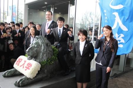 　獅子像の前でポーズをとる（左から）高梨沙羅、鳴戸親方、白井健三、村上茉愛、田中理恵さん