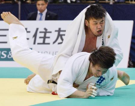 　男子１００キロ超級準決勝　七戸龍に勝った西潟健太（上）