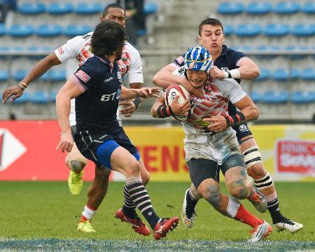 　日本-スコットランド　後半、突進を阻まれる藤田（右手前）＝秩父宮