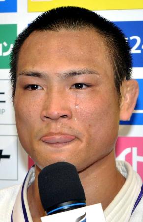 　優勝インタビューでは涙を見せた海老沼匡