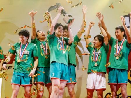 　初優勝し、トロフィーを掲げて喜ぶ越川（左から３人目）らＪＴの選手たち