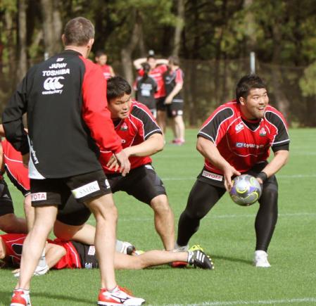 　サッカーボールを使って練習するラグビー日本代表の畠山（右端）ら