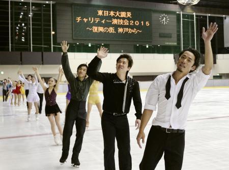 　東日本大震災の復興支援のため行われたアイスショーで、観客の声援に応える高橋大輔さん（右端）ら＝７日夜、神戸市のポートアイランドスポーツセンター