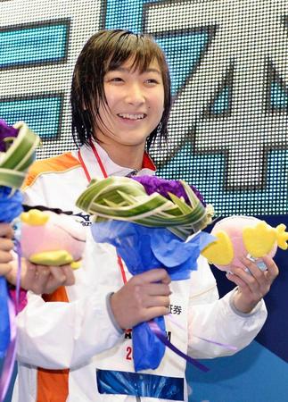 　女子２００メートル自由形決勝で３位となり、笑顔の池江璃花子