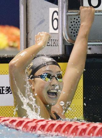 　女子２００メートル個人メドレー決勝　２分９秒８１の日本新で優勝し、笑顔でガッツポーズする渡部香生子＝東京辰巳国際水泳場