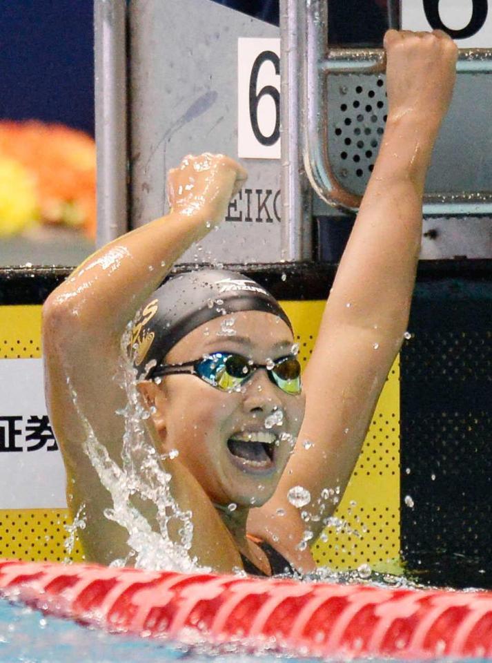 　女子２００メートル個人メドレー決勝　２分９秒８１の日本新で優勝し、笑顔でガッツポーズする渡部香生子