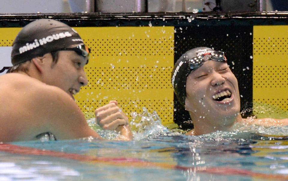 　男子２００メートル平泳ぎ決勝を好タイムで制し、２位の立石諒（左）と握手する小関也朱篤　