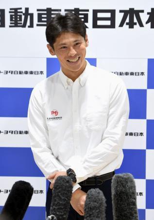 　リオデジャネイロ五輪の日本代表決定第１号となり、取材に応じる富沢慎＝１３日、宮城県大衡村