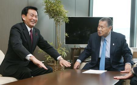 　２０２０年東京五輪・パラリンピック組織委の森喜朗会長（右）と会談する千葉県の森田健作知事＝１４日午後、東京都港区（代表撮影）