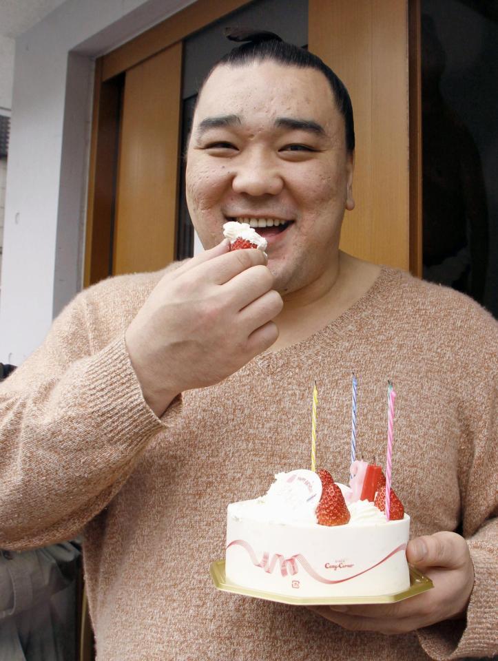 　31歳の誕生日を迎え、笑顔でケーキをほおばる横綱日馬富士