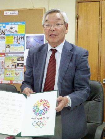 　２０２０年東京五輪・パラリンピックに出場した選手を、特待生として受け入れることを発表した武蔵丘短大の川合武司学長＝１６日午後、東京都渋谷区