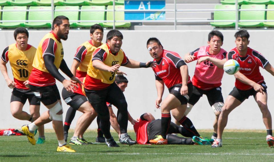 　韓国戦に向けて練習するラグビー日本代表の畠山（中央左）ら