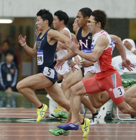　男子１００メートル決勝　１０秒４０で２位に終わった桐生祥秀（左端）。右から２人目は優勝したケンブリッジ飛鳥＝エディオンスタジアム広島