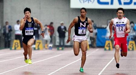 　男子１００メートル決勝で２位タイに終わった桐生祥秀（左）。中央は１位のケンブリッジ飛鳥、右は２位タイの塚原直貴