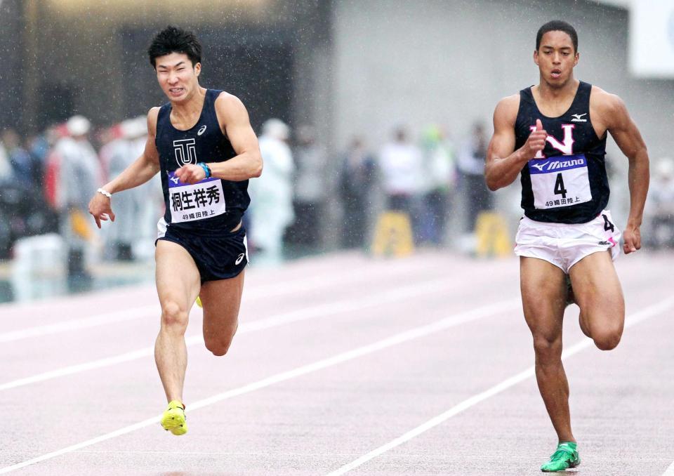 　男子１００メートル決勝で２位タイに終わった桐生祥秀。右は１位のケンブリッジ飛鳥