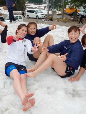　雪上トレーニングで笑顔の吉田沙保里（左）と登坂絵莉（右）