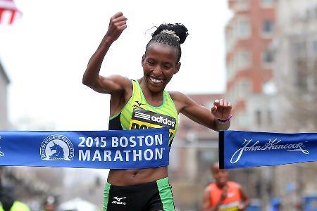 　ボストン・マラソンでゴールする、２時間２４分５５秒で初優勝したキャロライン・ロティチ＝ボストン（ゲッティ＝共同）