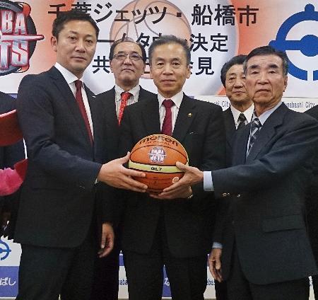 　ホームタウン協定について発表、記念撮影する千葉の島田慎二社長（左）と千葉県船橋市の松戸徹市長（中央）ら＝２２日、船橋市役所