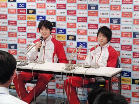 体操全日本選手権に向けて会見した内村航平（右）と田中佑典（左）＝代々木第一体育館