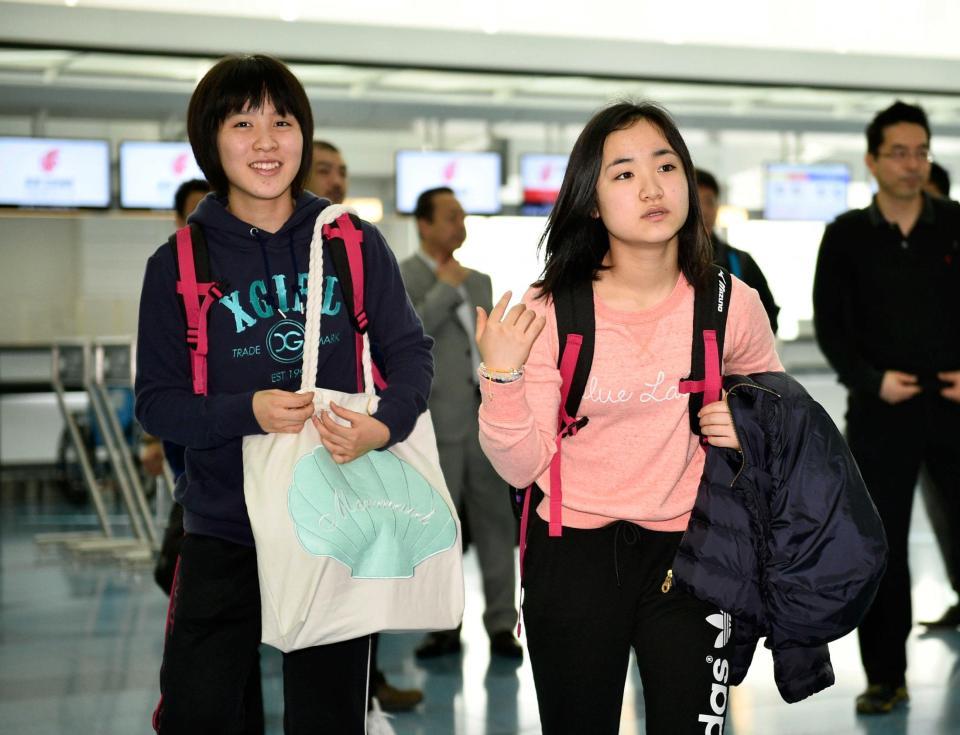 　世界卓球出場のため中国へ出発する平野美宇（左）と伊藤美誠